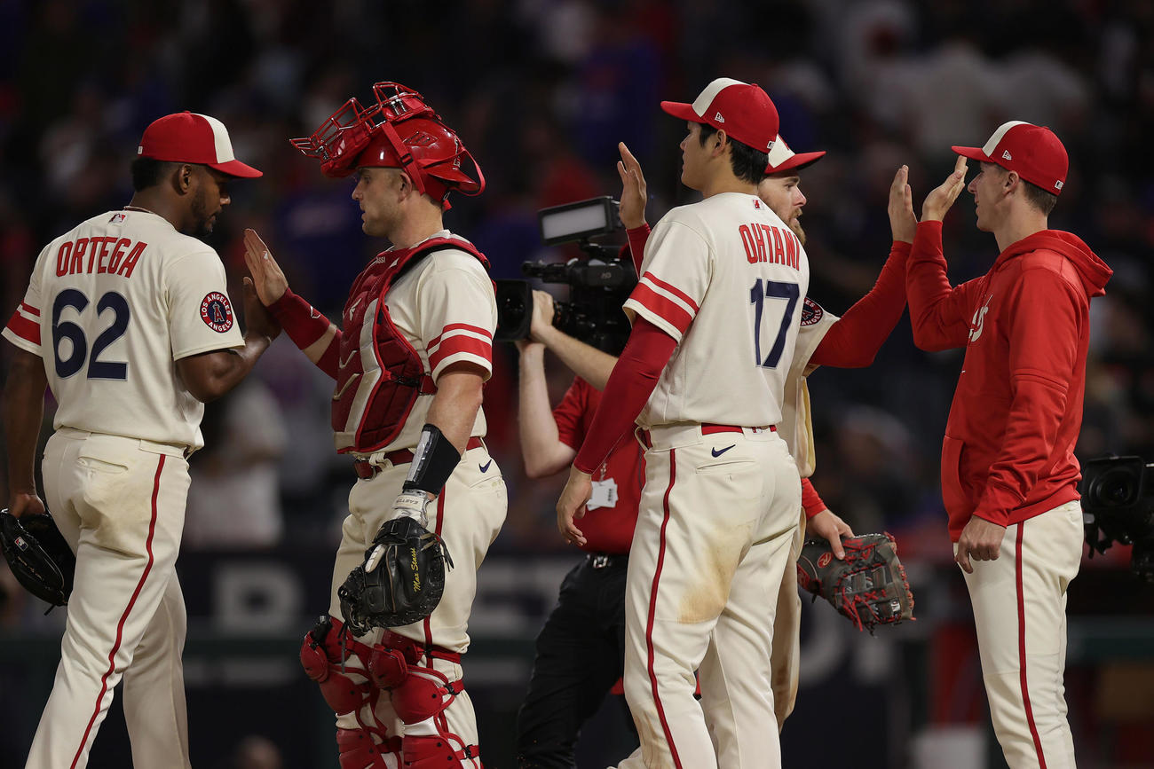 エンゼルス対メッツ　メッツに勝利し、タッチを交わして喜ぶ大谷（中央右）らエンゼルスナイン（撮影・前田充）