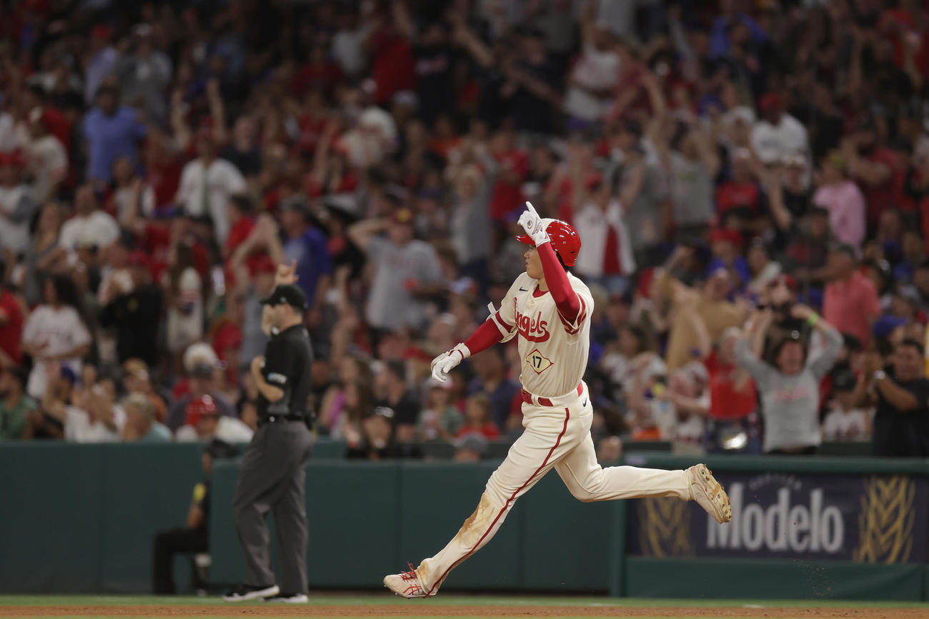 エンゼルス対メッツ　5回裏エンゼルス1死二塁、右中間へ2点本塁打を放ち一塁を回る大谷（撮影・前田充）