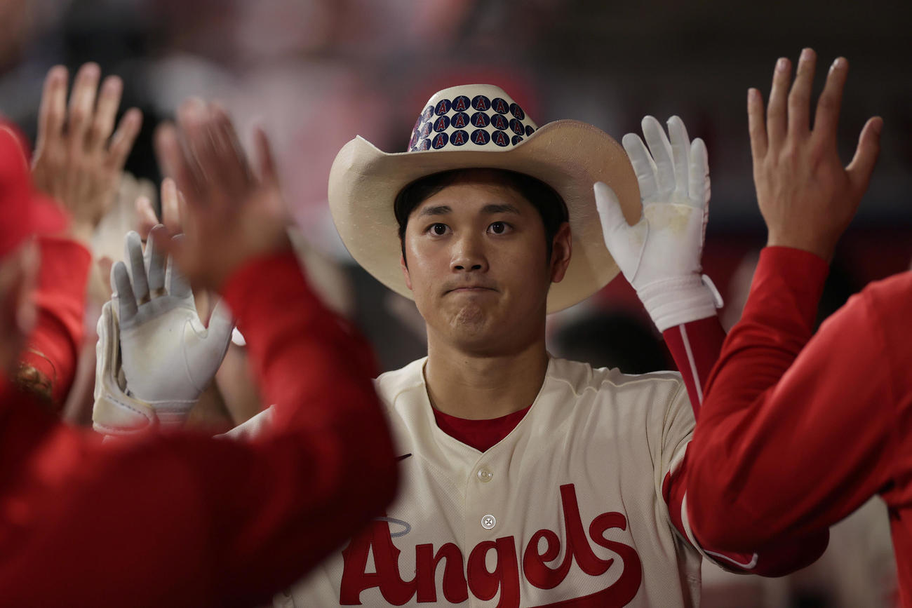 エンゼルス対メッツ　5回裏エンゼルス1死二塁、右中間へ2点本塁打を放ち、カウボーイハットをかぶりナインに迎えられる大谷（撮影・前田充）