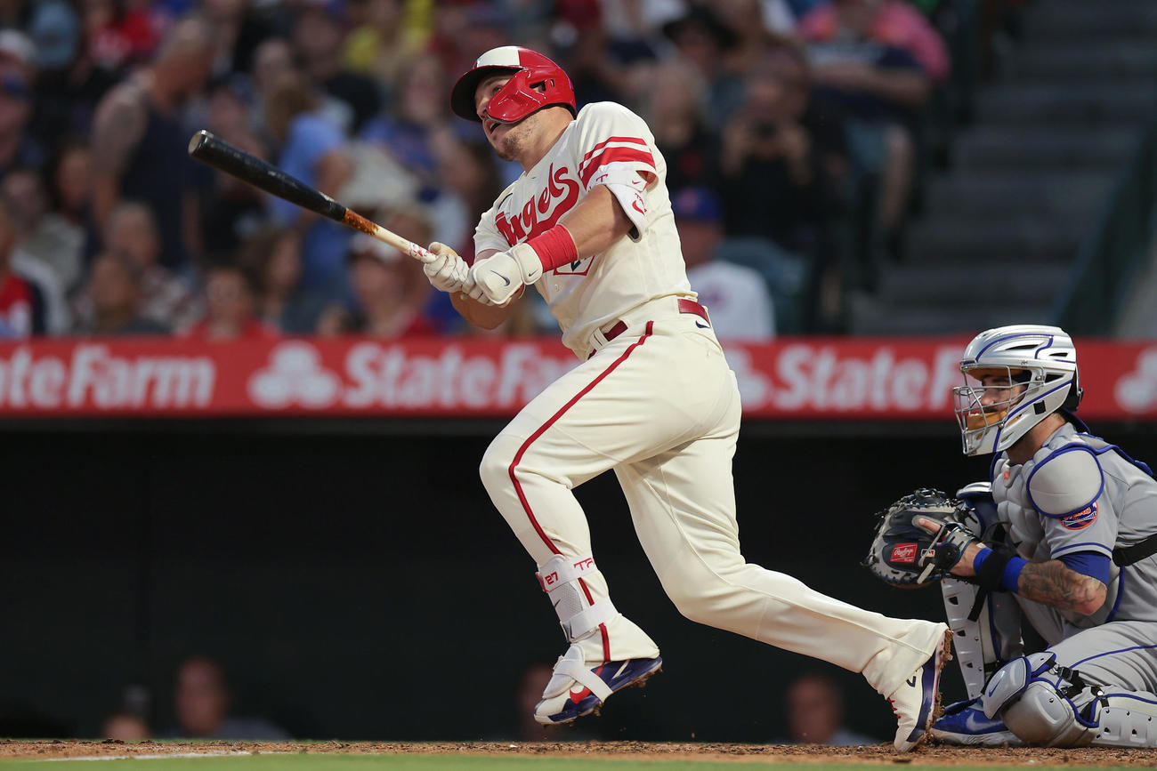 エンゼルス対メッツ　3回裏エンゼルス1死、左中間へ本塁打を放つトラウト（撮影・前田充）