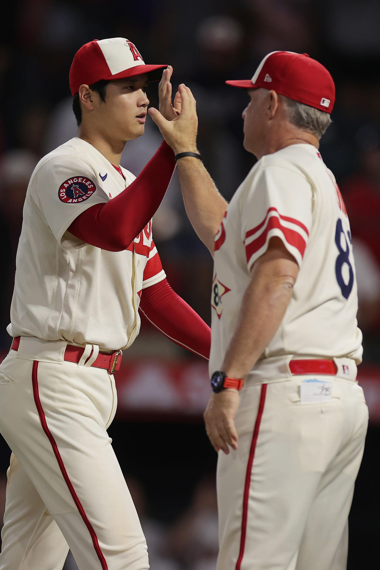 エンゼルス対メッツ　メッツに勝利し、ネビン監督代行（右）とタッチを交わすエンゼルス大谷（撮影・前田充）