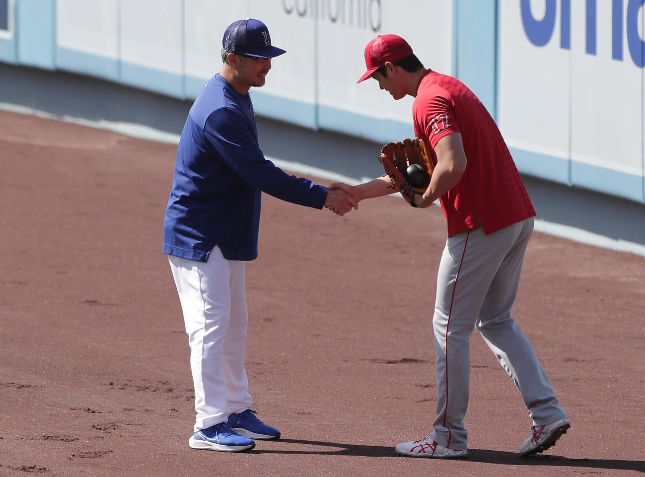 ドジャース対エンゼルス　試合前練習で吉井氏（左）とあいさつを交わすエンゼルス大谷（撮影・前田充）