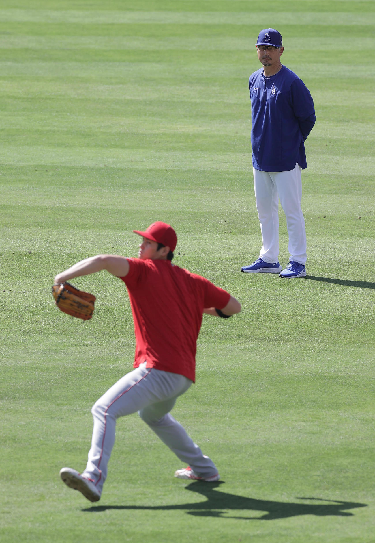 ドジャース対エンゼルス　エンゼルス大谷（手前）のキャッチボールを見つめる吉井氏（撮影・前田充）