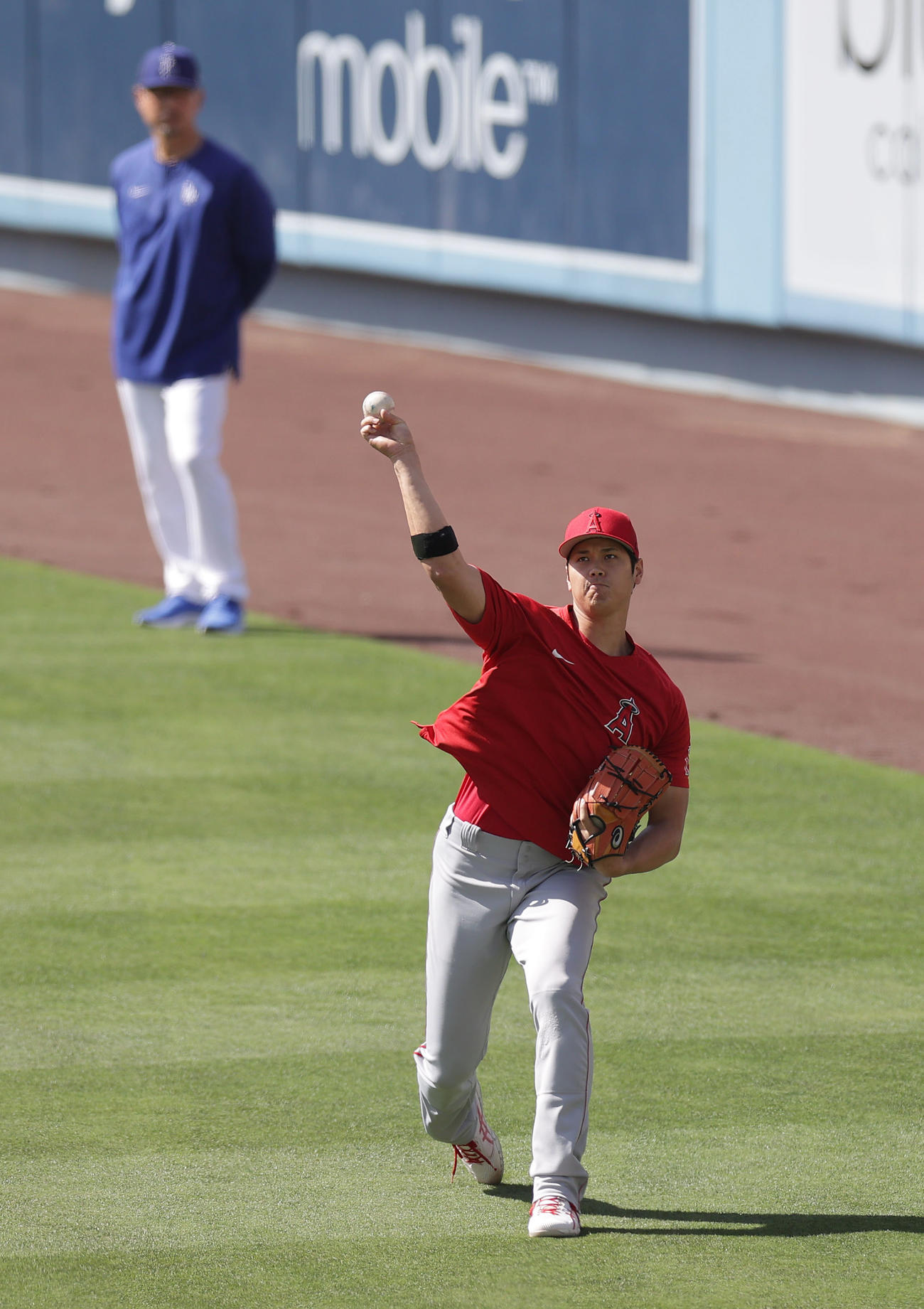 ドジャース対エンゼルス　吉井氏（後方）が見つめる前でキャッチボールするエンゼルス大谷（撮影・前田充）
