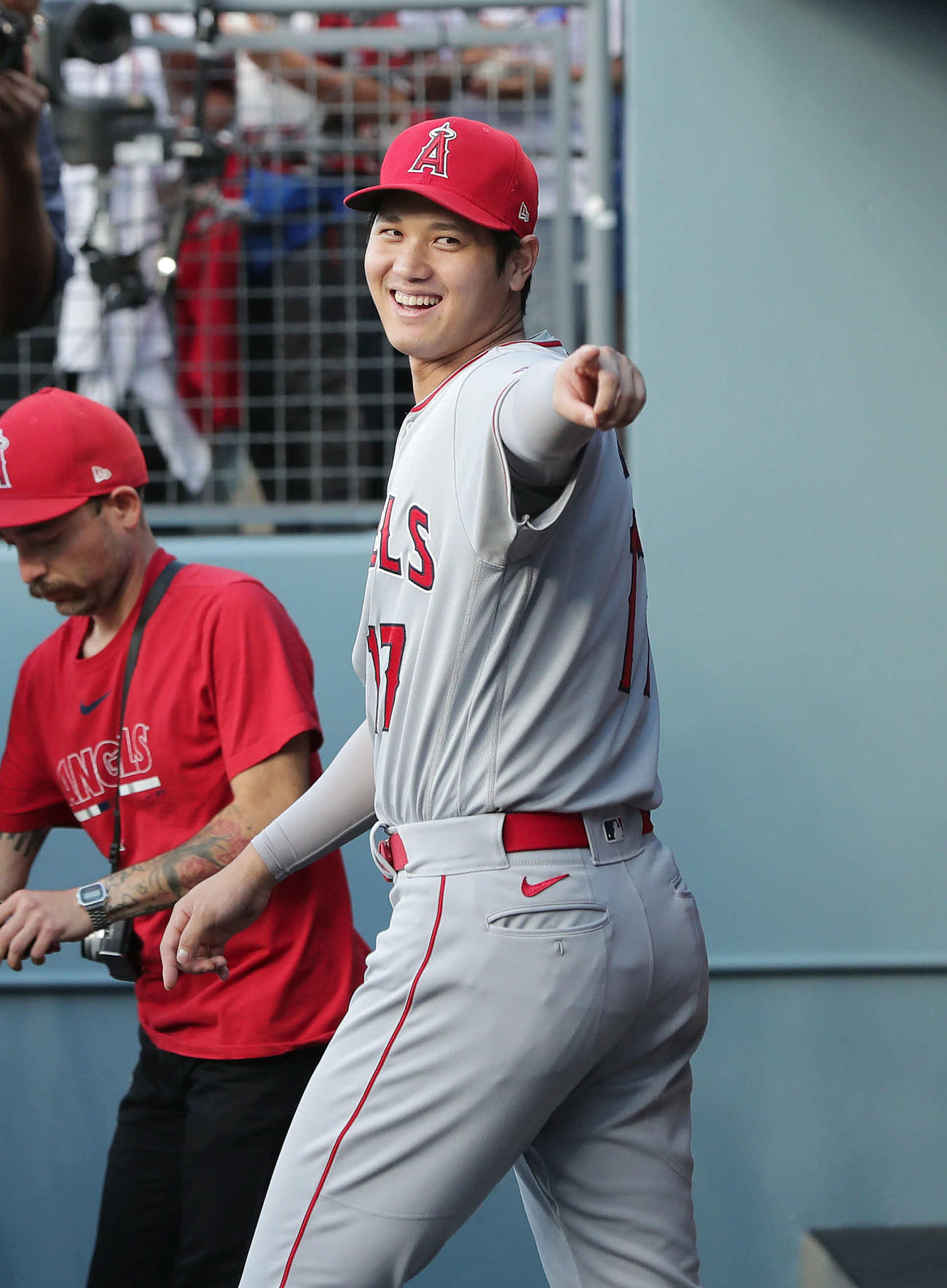 ドジャース対エンゼルス　試合前、笑顔を見せる大谷（撮影・前田充）
