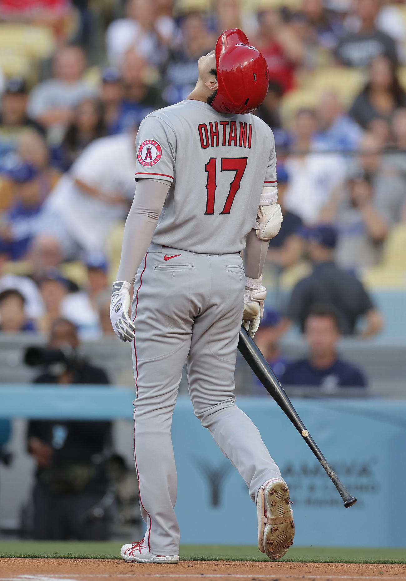 ドジャース対エンゼルス　1回表エンゼルス1死一塁、見逃し三振に倒れ、天を仰ぐ大谷（撮影・前田充）