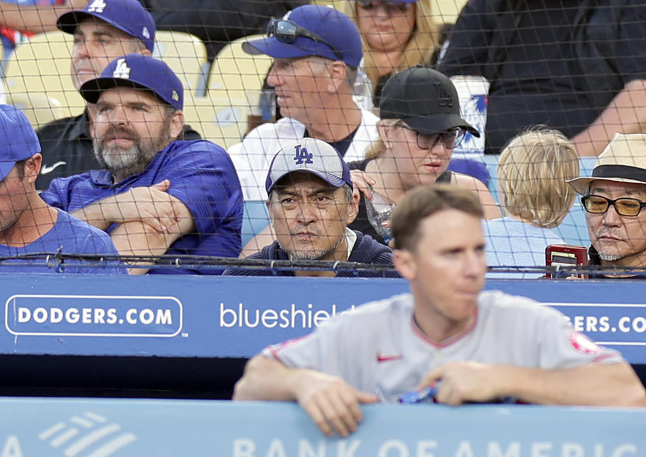 ドジャース対エンゼルス　スタンドから観戦する俳優の渡辺謙（中央）（撮影・前田充）