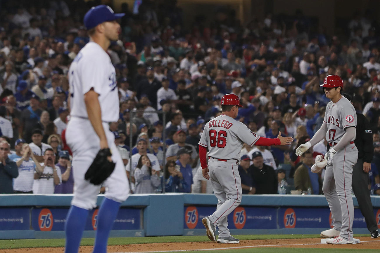 ドジャース対エンゼルス　9回表エンゼルス1死、アンダーソン（左）のノーヒットノーランを阻止する右三塁打を放った大谷（右）（撮影・前田充）