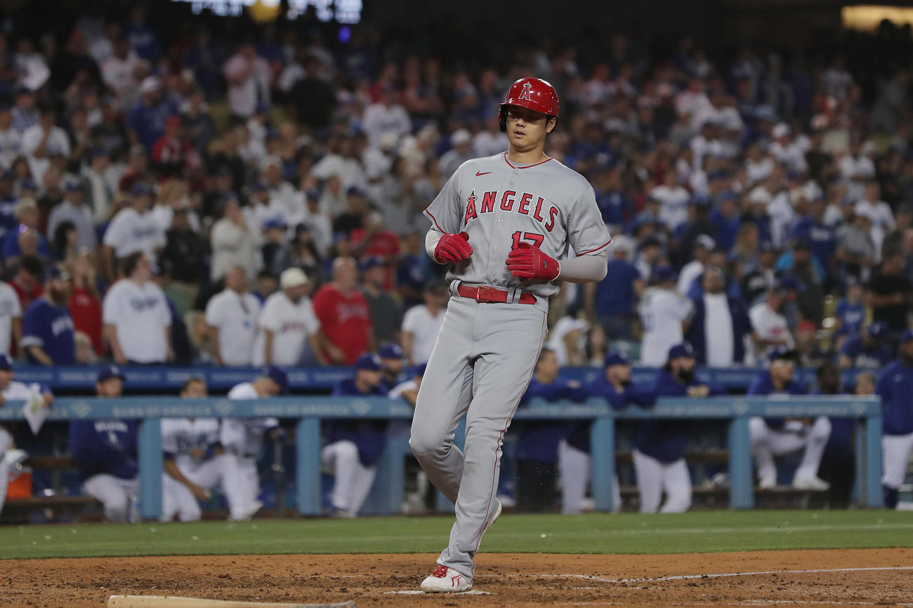 ドジャース対エンゼルス　9回表エンゼルス1死三塁、ダフィーの中前適時打で生還する大谷（撮影・前田充）