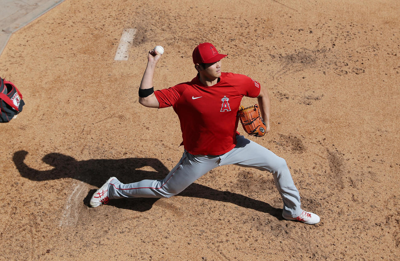 ドジャース対エンゼルス　ブルペンで調整するエンゼルス大谷（撮影・前田充）