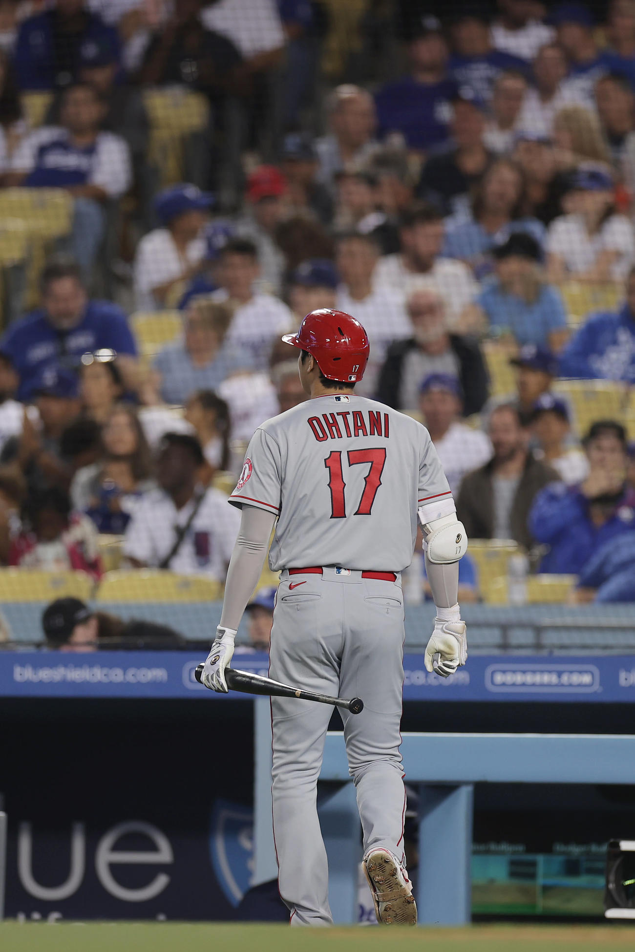 ドジャース対エンゼルス　4回表エンゼルス無死、空振り三振に倒れベンチへ戻る大谷（撮影・前田充）