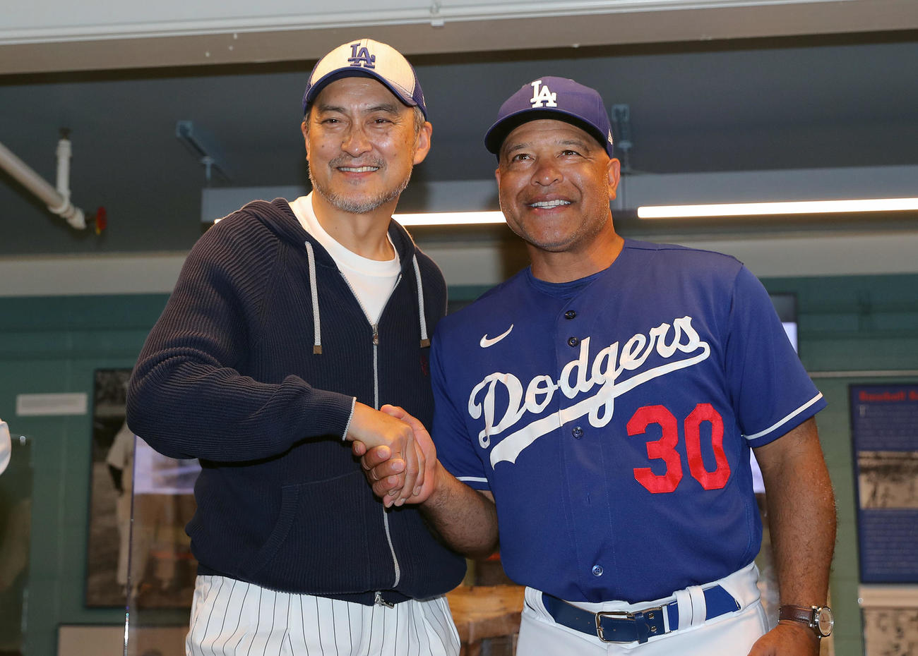 ドジャース対エンゼルス　笑顔で握手を交わす俳優の渡辺謙（左）とドジャース・ロバーツ監督（撮影・前田充）