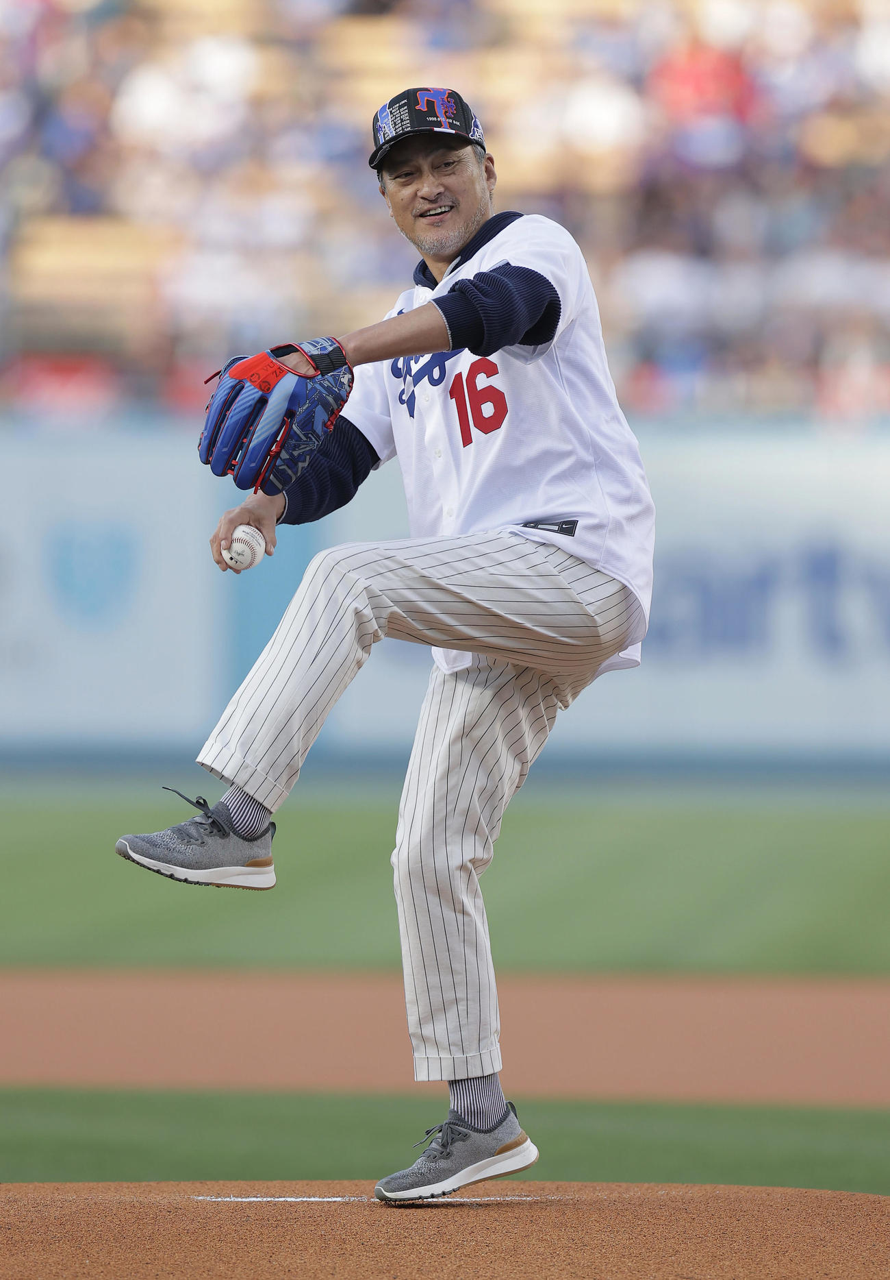ドジャース対エンゼルス　「JAPANESE HERITAGE NIGHT」の始球式で投球する俳優の渡辺謙（撮影・前田充）