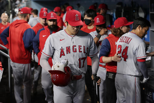 ドジャース対エンゼルス　ドジャースに連敗し、悔しそうにうつむきながら引き揚げるエンゼルス大谷（中央）（撮影・前田充）