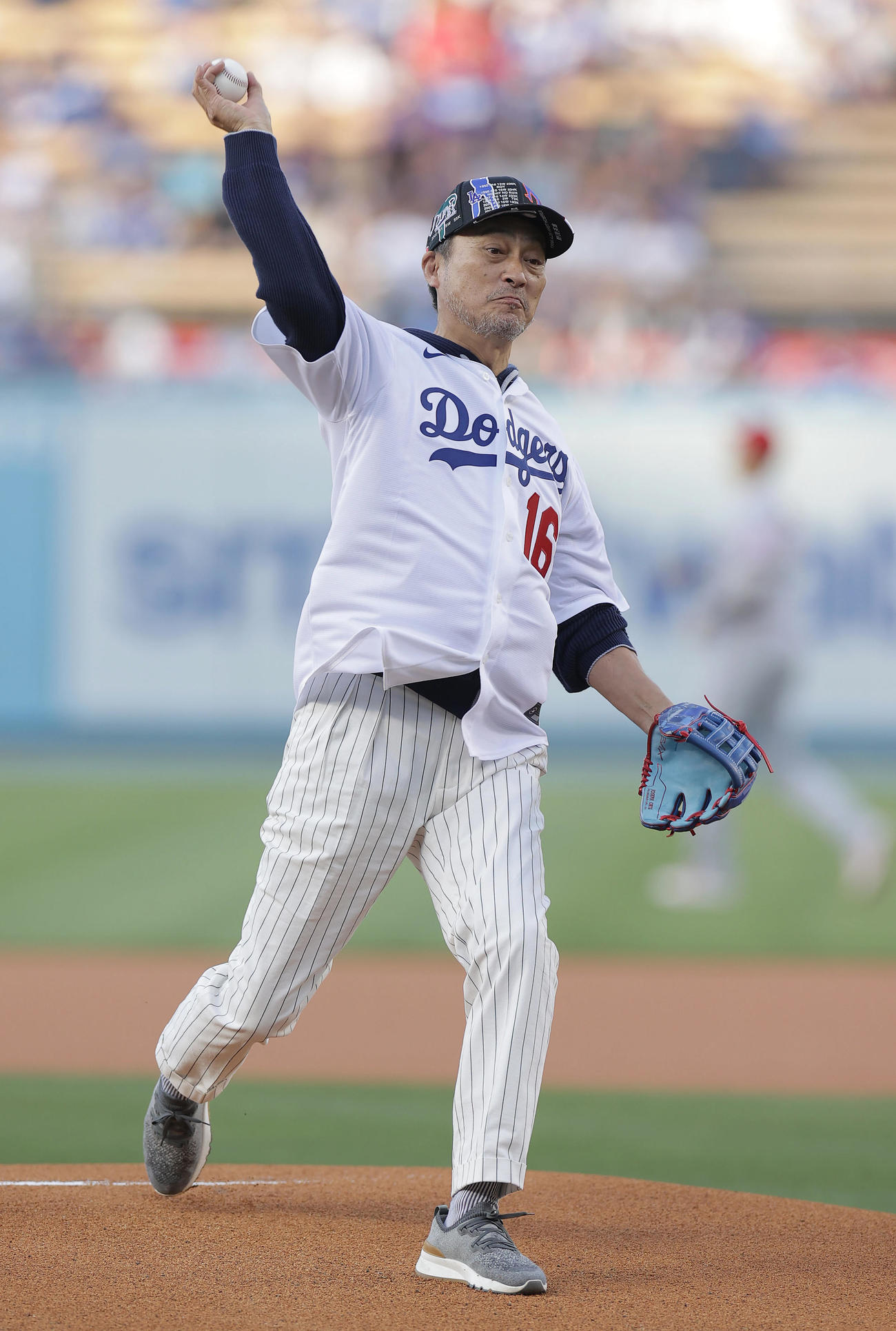 ドジャース対エンゼルス　「JAPANESE HERITAGE NIGHT」の始球式で投球する俳優の渡辺謙（撮影・前田充）