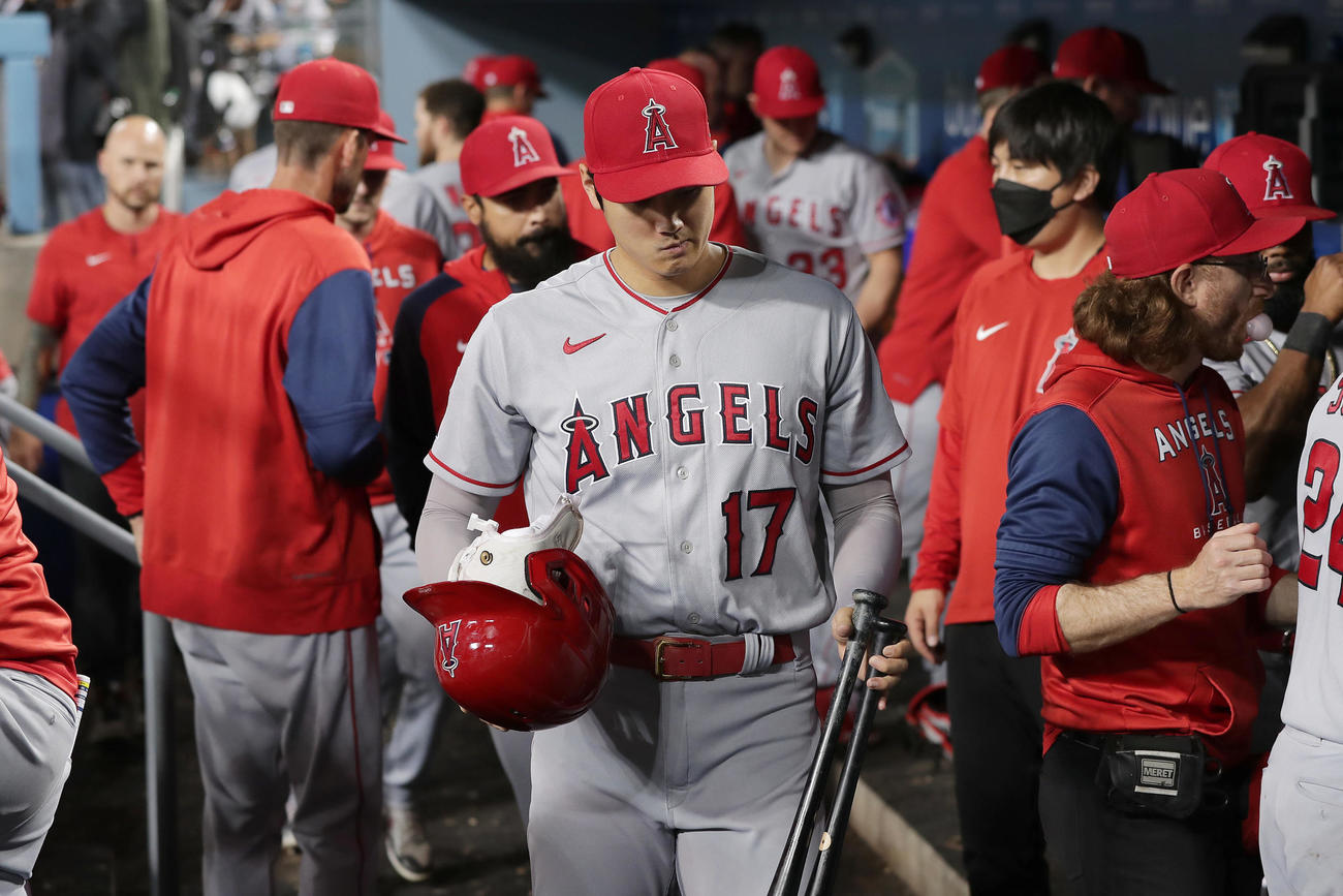 ドジャース対エンゼルス　ドジャースに連敗し、悔しそうにうつむきながら引き揚げるエンゼルス大谷（中央）（撮影・前田充）
