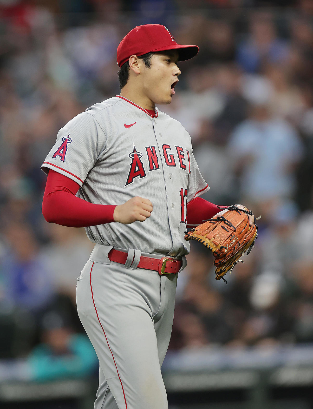マリナーズ対エンゼルス　5回裏マリナーズ2死、クロフォードの飛球を左翼手マーシュが好捕し、声を上げながらベンチへ戻る大谷翔（撮影・前田充）