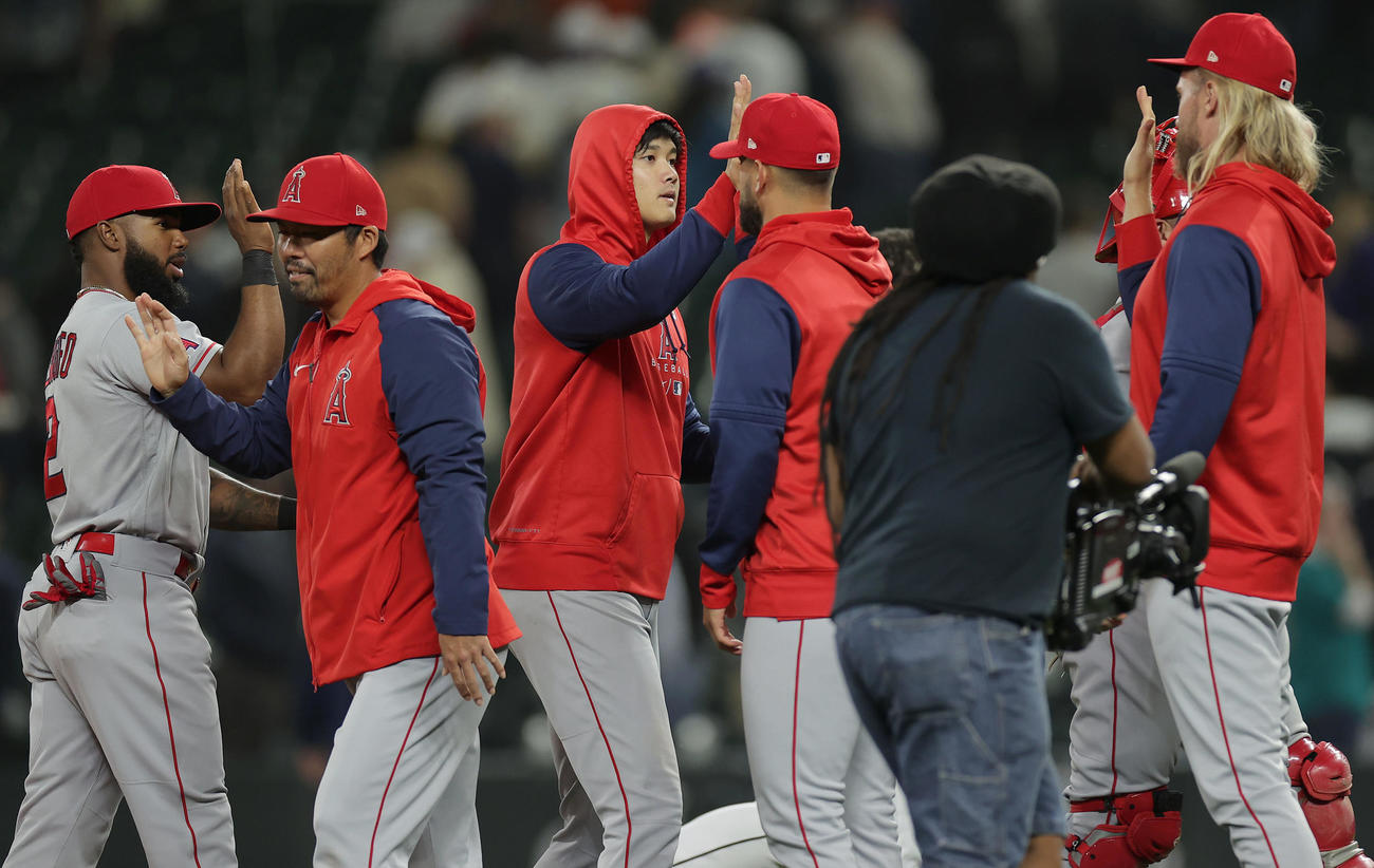 マリナーズ対エンゼルス　マリナーズに勝利し、タッチを交わして喜ぶ大谷（中央左）らエンゼルスナイン（撮影・前田充）