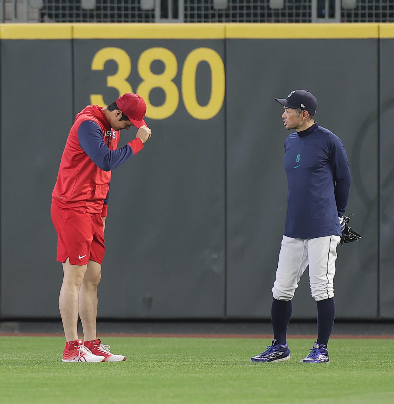 マリナーズ対エンゼルス　イチロー氏（右）にあいさつするエンゼルス大谷（撮影・前田充）