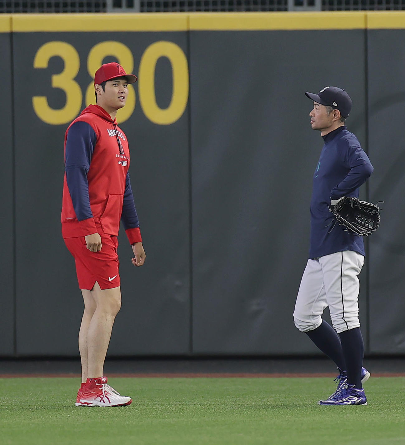 マリナーズ対エンゼルス　イチロー氏（右）にあいさつし言葉を交わすエンゼルス大谷（撮影・前田充）