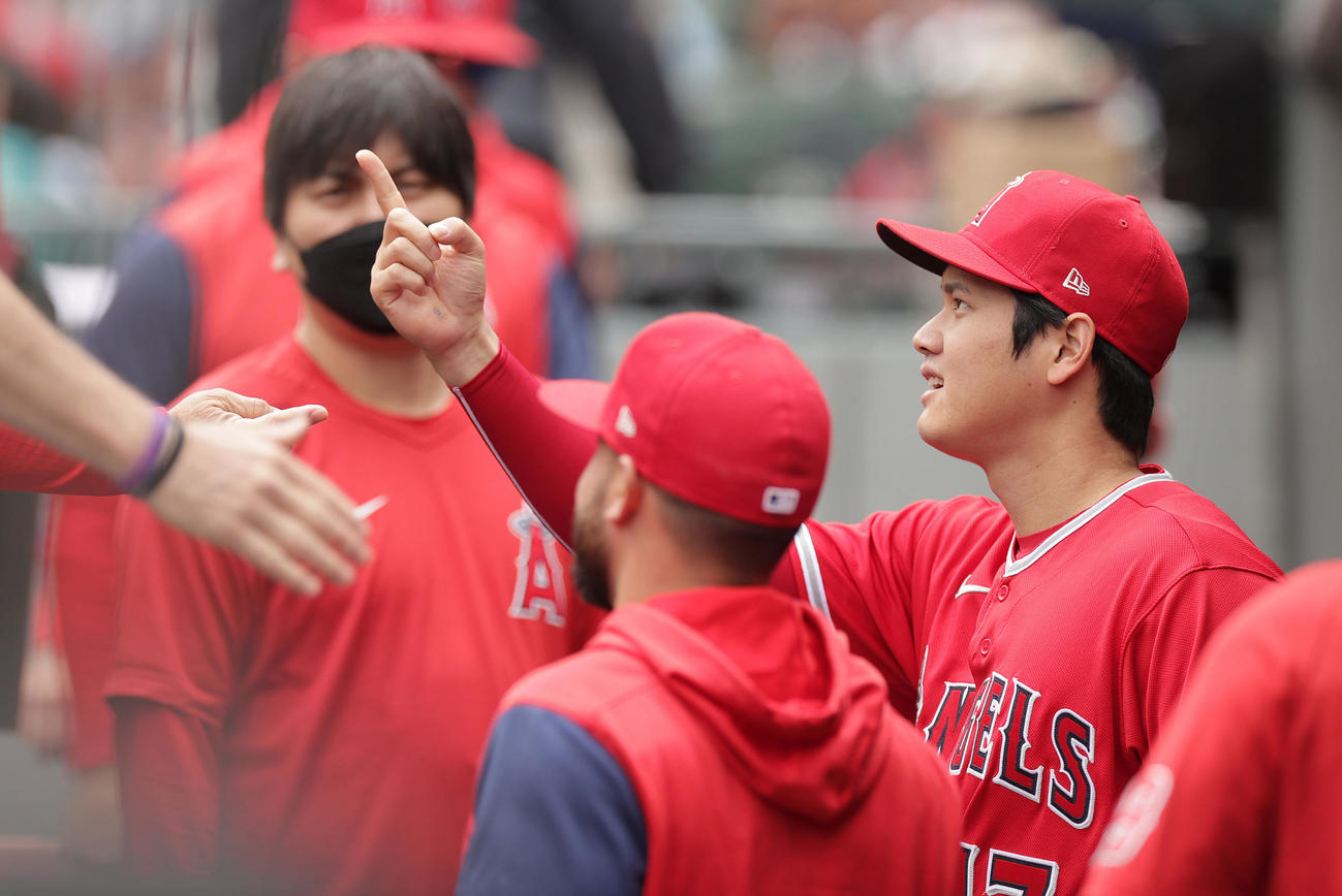 マリナーズ対エンゼルス　試合前、チームメートらと言葉を交わすエンゼルス大谷（右）（撮影・前田充）