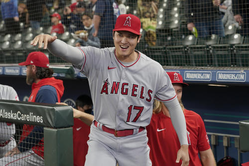 試合前にダグアウトで微笑む大谷翔平（AP）