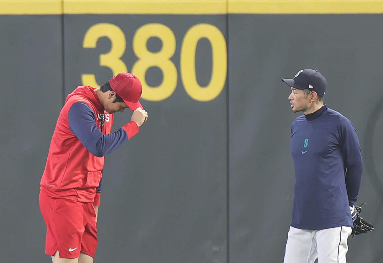 17日マリナーズ戦の試合前、イチロー氏（右）にあいさつするエンゼルス大谷