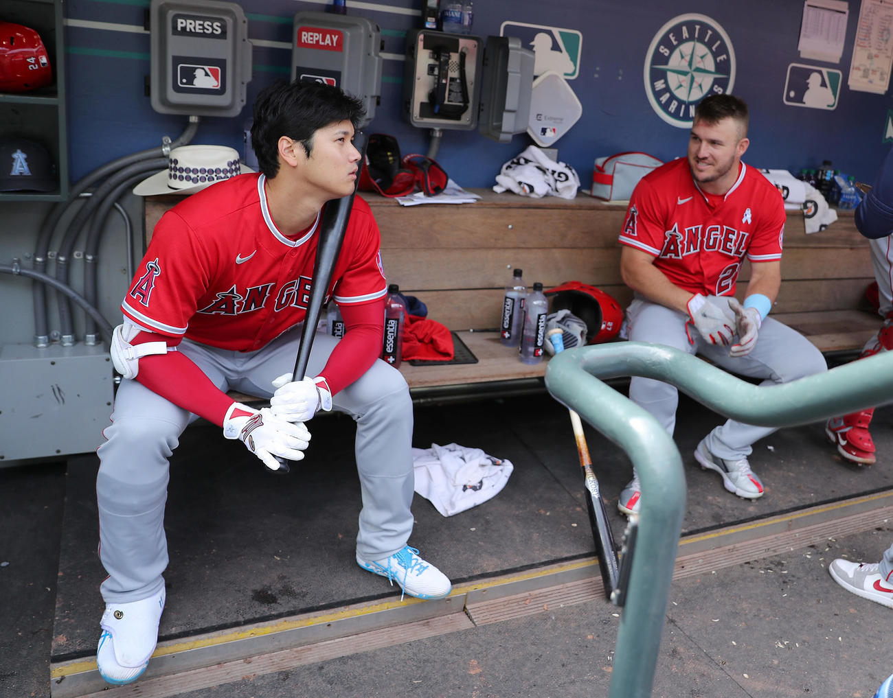 マリナーズ対エンゼルス　ベンチで言葉を交わすエンゼルス大谷（左）とトラウト（撮影・前田充）