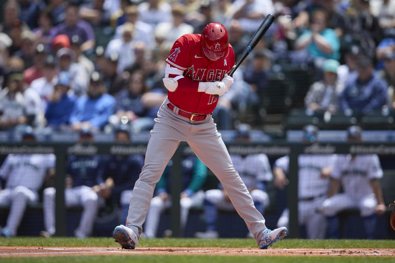 初回、のけぞるエンゼルス大谷翔平。スパイクには父の日の水色ラインが見える（AP）