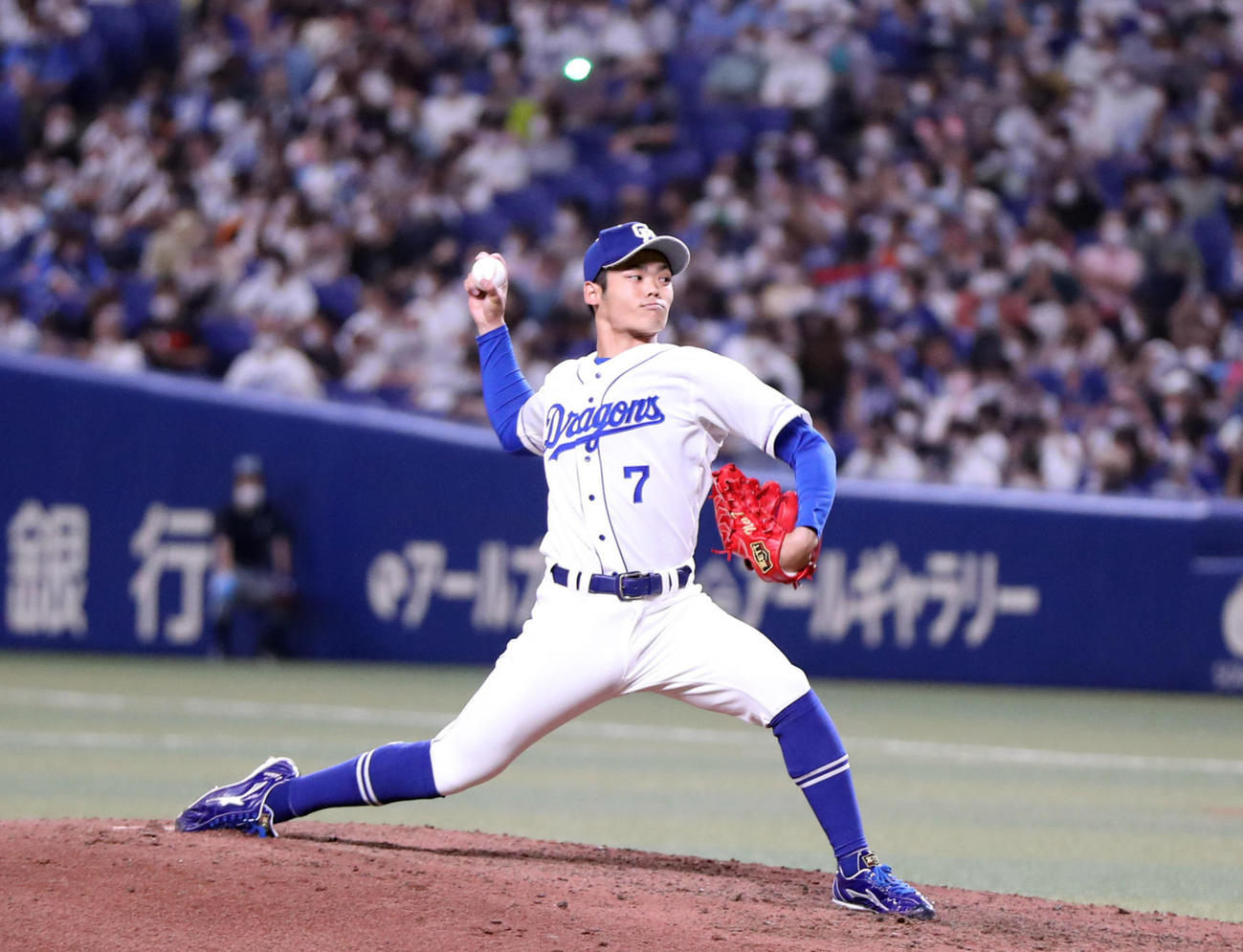 19日、巨人戦で9回表に中日3番手で登板する根尾昂
