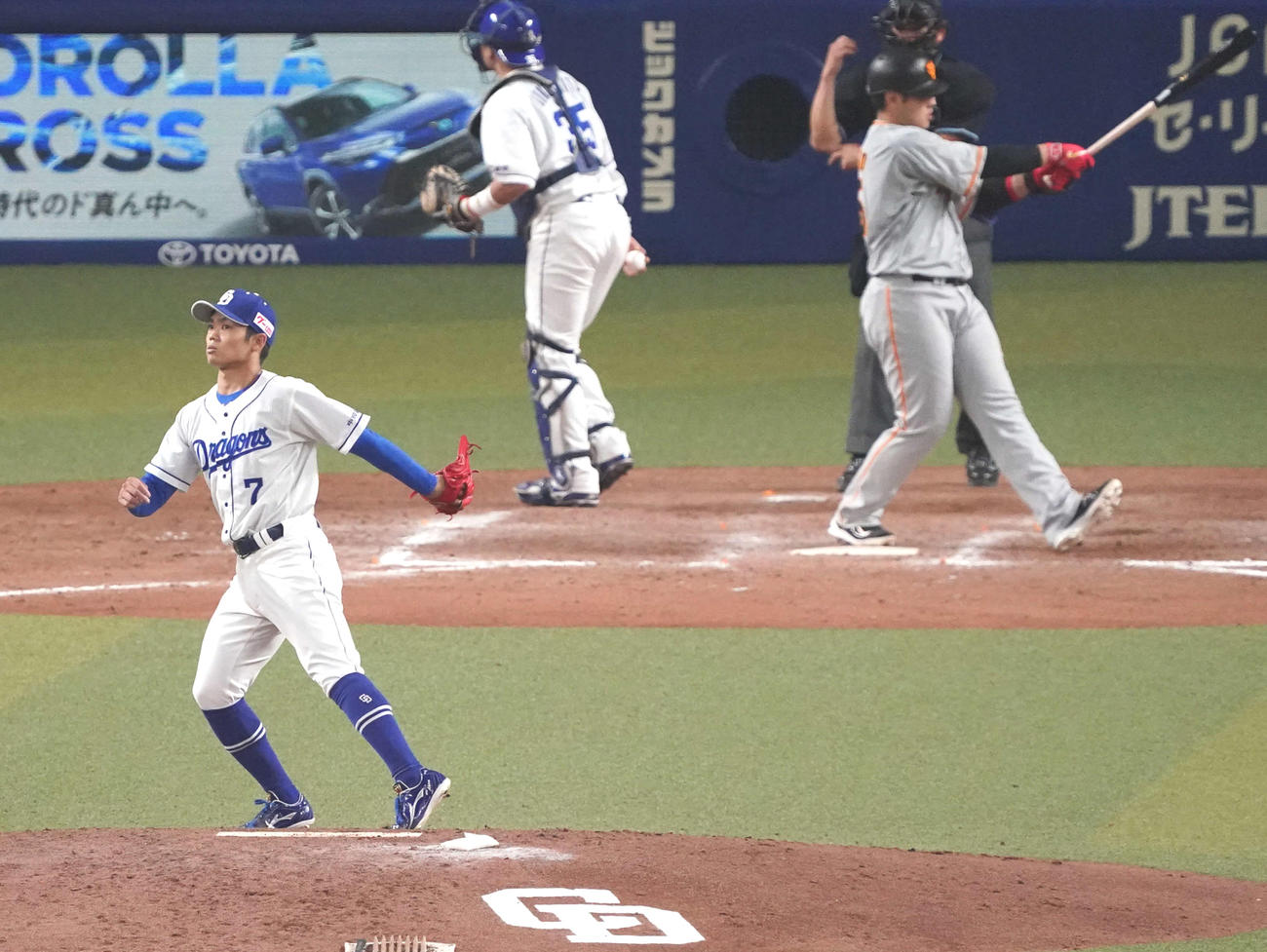 19日、巨人戦の9回表、中日根尾昂は岡本和真を空振り三振に仕留める