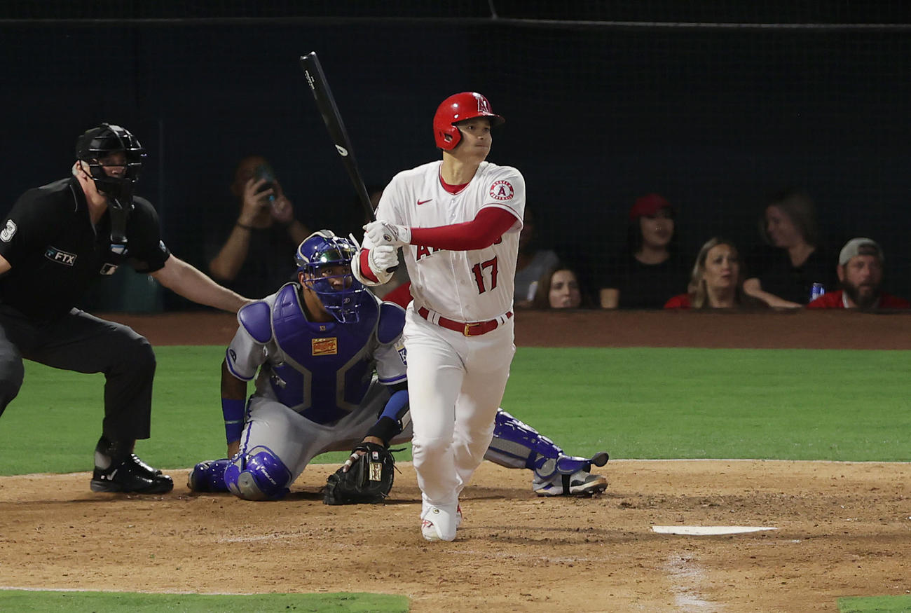 エンゼルス対ロイヤルズ　8回裏エンゼルス1死、右直に倒れる大谷（撮影・前田充）