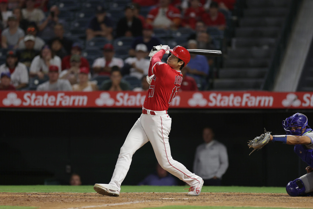 エンゼルス対ロイヤルズ　9回裏エンゼルス1死一、二塁、同点となる右越え3点本塁打を放つ大谷（撮影・前田充）