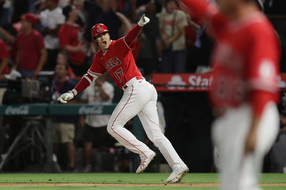 エンゼルス対ロイヤルズ　9回裏エンゼルス1死一、二塁、同点となる右越え3点本塁打を放ち、雄たけびを上げベンチを指さす大谷（撮影・前田充）