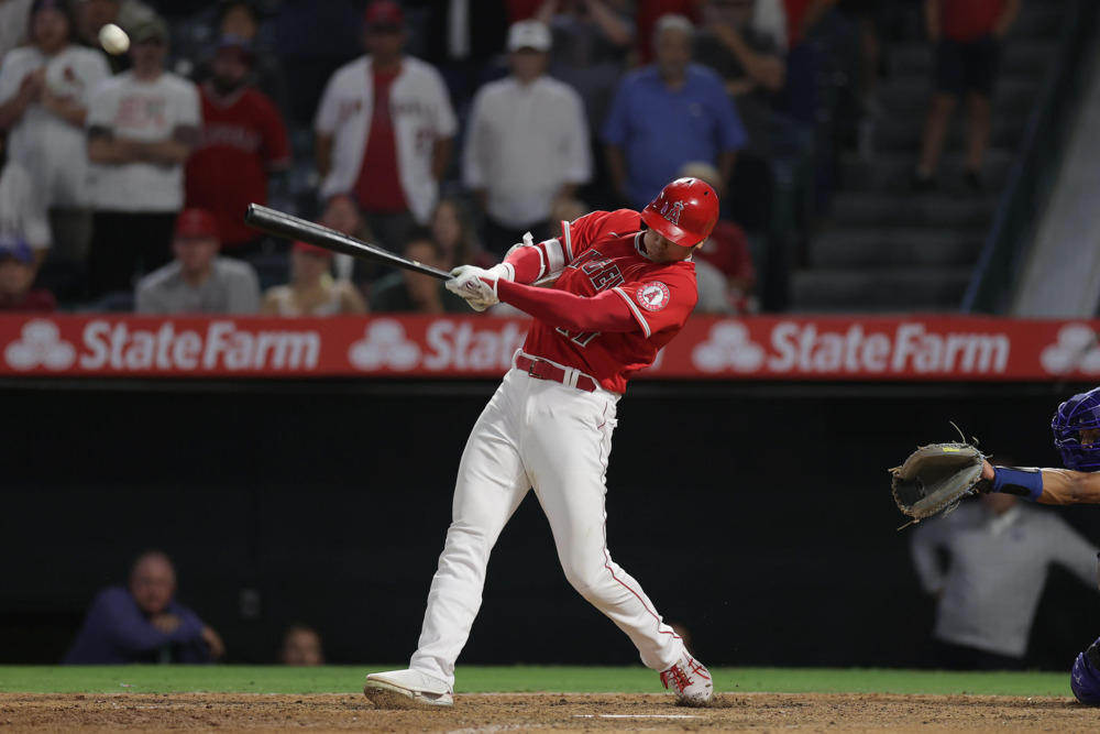 エンゼルス対ロイヤルズ　11回裏エンゼルス1死一、三塁、左犠飛を放つ大谷（撮影・前田充）