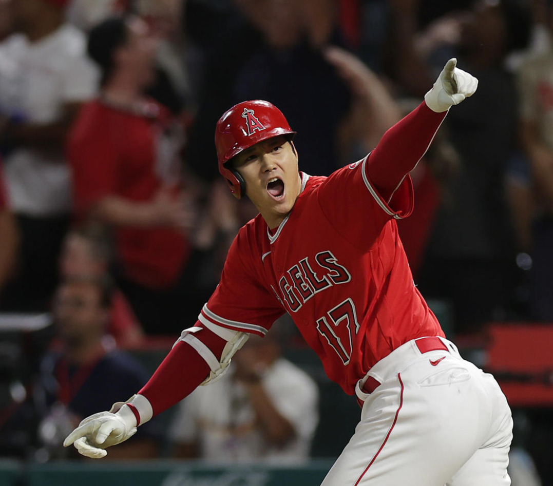 エンゼルス対ロイヤルズ　9回裏エンゼルス1死一、二塁、同点となる右越え3点本塁打を放ち、雄たけびを上げベンチを指さす大谷（撮影・前田充）