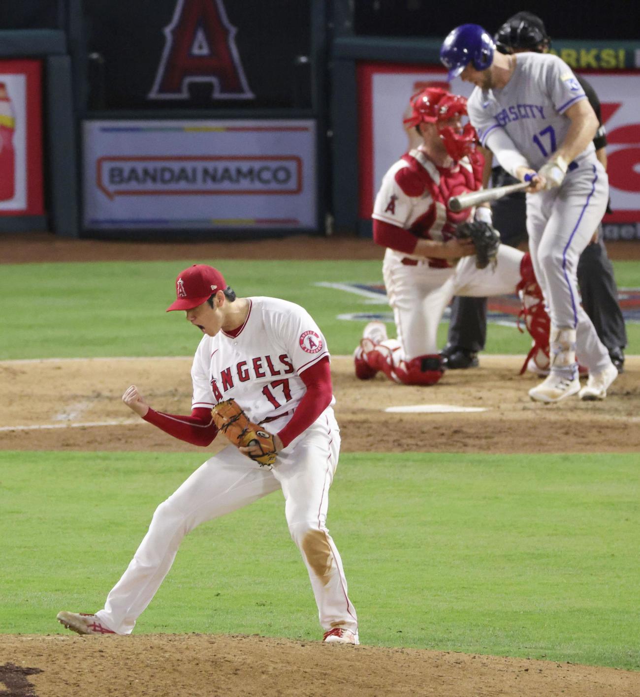 ロイヤルズ戦の7回、ドジャーを空振り三振に仕留め、ほえるエンゼルス・大谷。8回無失点の好投で6勝目を挙げた＝アナハイム（共同）