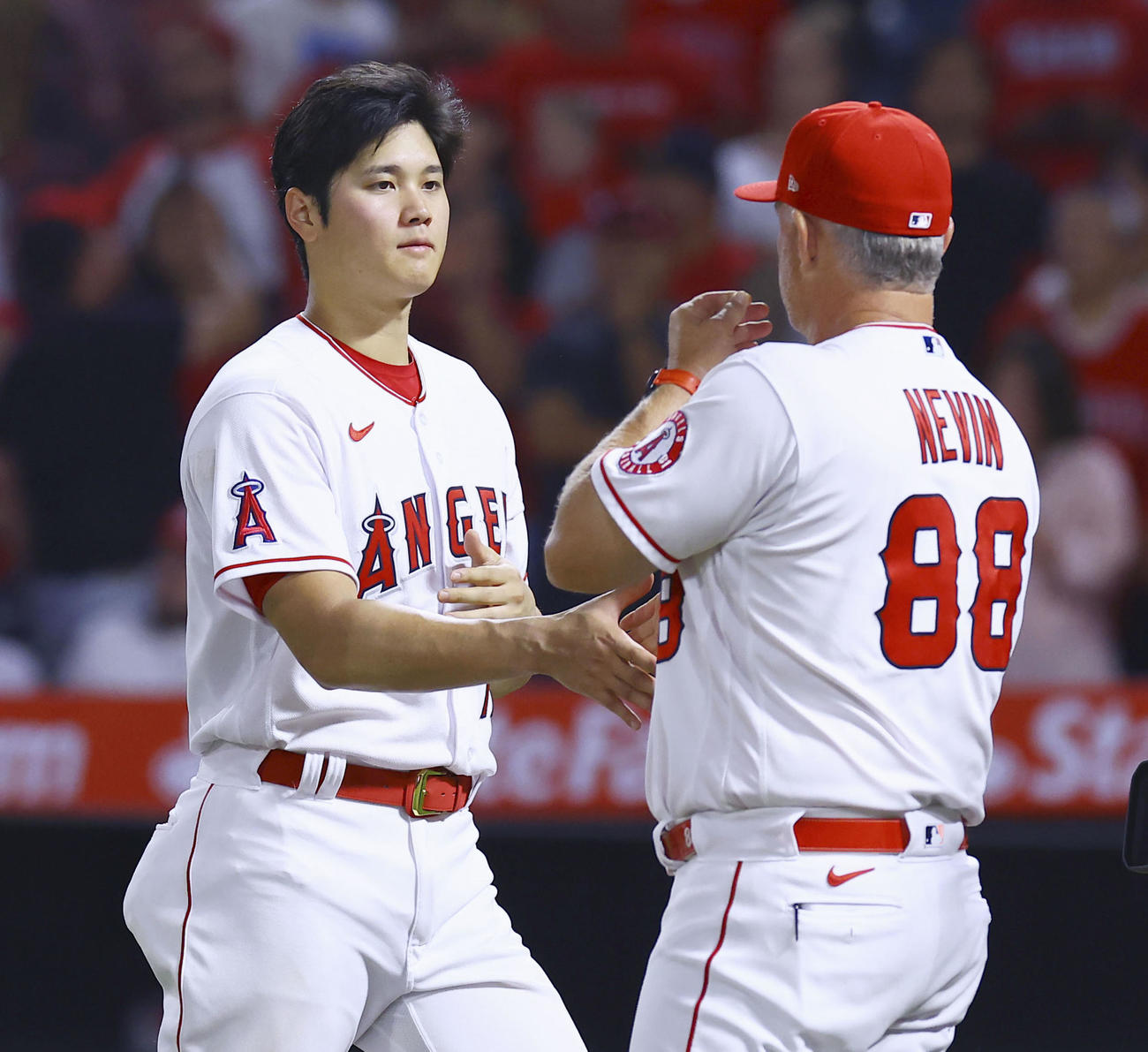 ロイヤルズに勝利し、ネビン監督代行（右）と握手を交わすエンゼルス大谷（共同）
