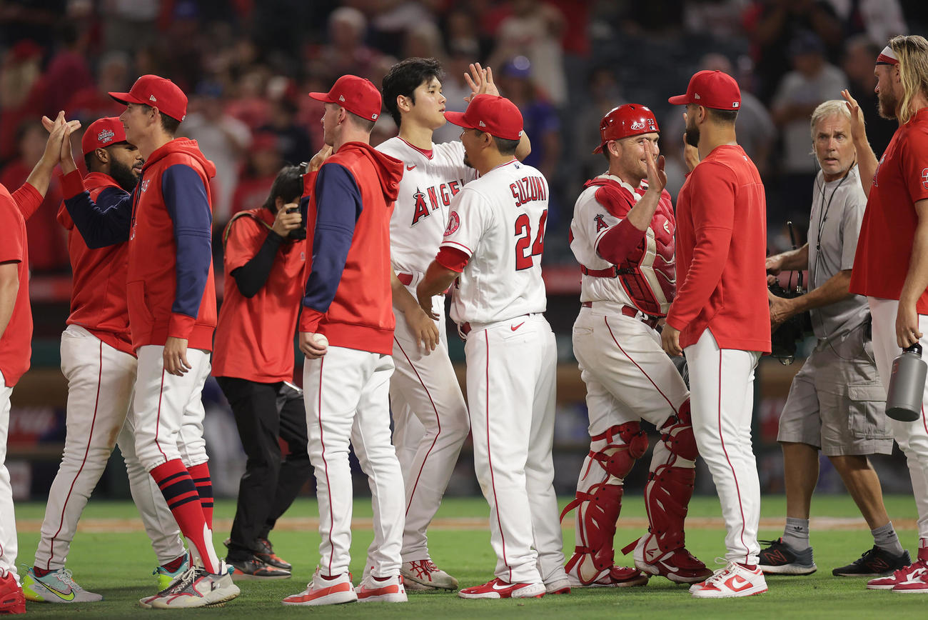 エンゼルス対ロイヤルズ　ロイヤルズに勝利し、タッチを交わして喜ぶ大谷（中央）らエンゼルスナイン（撮影・前田充）