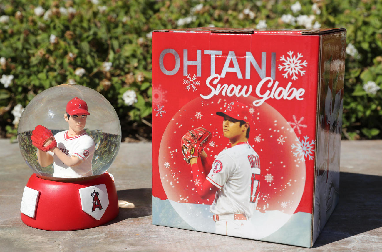 エンゼルス対マリナーズ　「Otani Snow Globe Giveaway By NEC」で先着2万5000人の来場者に配布される「スノーグローブ」（撮影・前田充）
