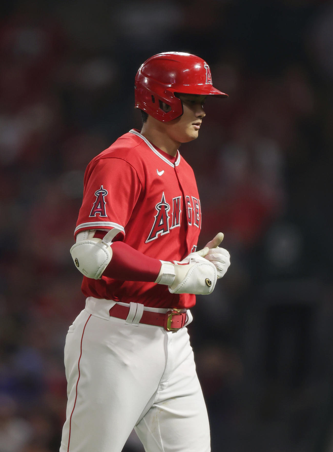 エンゼルス対マリナーズ　7回裏エンゼルス1死、中飛に倒れ、ベンチへ戻る大谷（撮影・前田充）