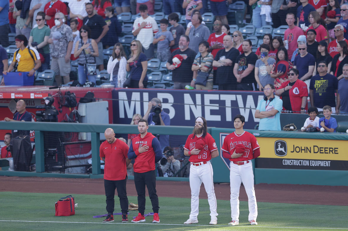エンゼルス対マリナーズ　試合前、米国国歌が独唱され、帽子を胸にあてて聞くエンゼルス大谷（手前右端）ら（撮影・前田充）