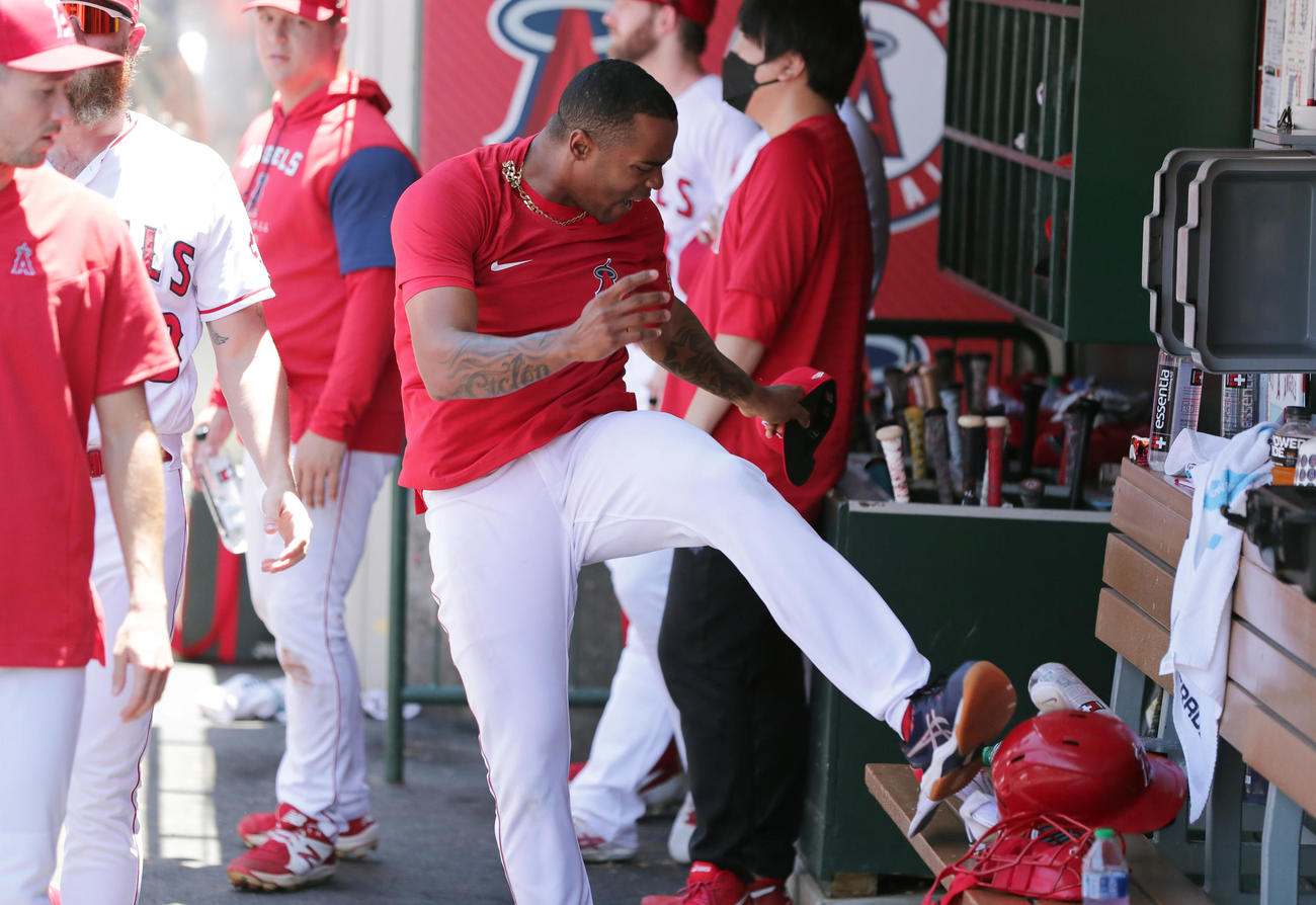 エンゼルス対マリナーズ　2回表、両軍が入り乱れる大乱闘で退場処分となり、ベンチで暴れるエンゼルス・イグレシアス（撮影・前田充）