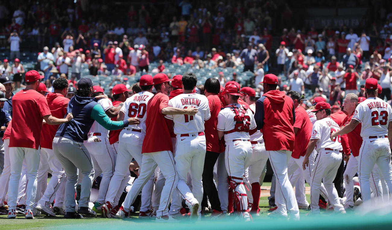 エンゼルス対マリナーズ　2回表、両チームの選手らがもみ合いとなり乱闘が起こる。中央は制止されるエンゼルス大谷（撮影・前田充）