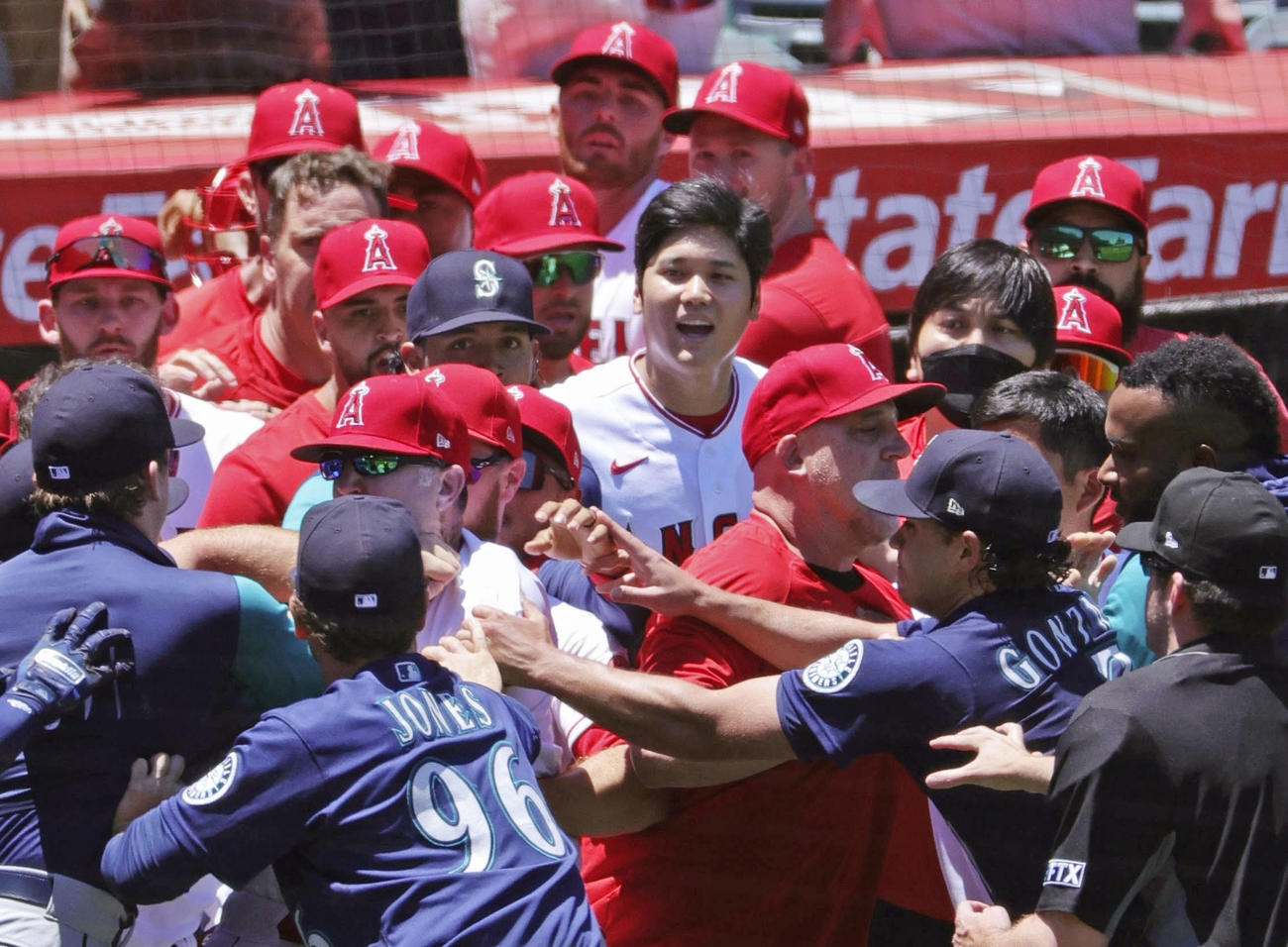 2回、乱闘でもみ合う両チームの選手ら。中央はエンゼルス・大谷＝アナハイム（共同）