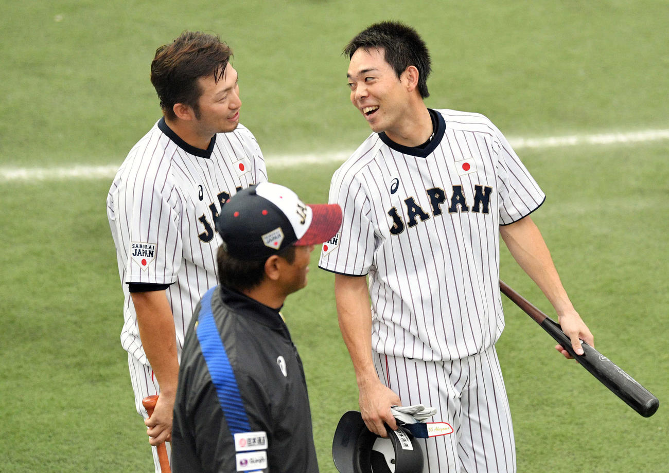 プロ野球野球日本代表「侍ジャパン」宮崎合宿　秋山翔吾（右）と鈴木誠也（左）（2019年10月23日）