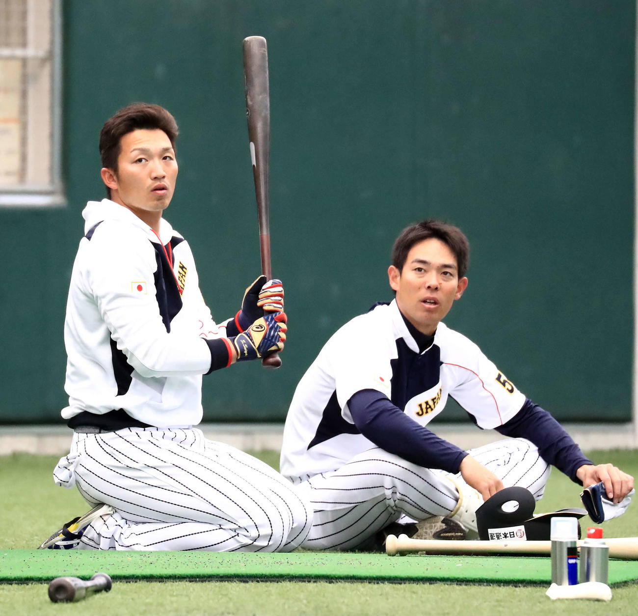 17年2月、侍ジャパン宮崎合宿で鈴木誠也（左）は室内での打撃練習前に秋山翔吾と話す