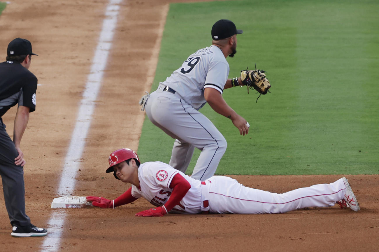 エンゼルス対ホワイトソックス　3回裏エンゼルス1死一塁、けん制で帰塁する大谷（撮影・前田充）