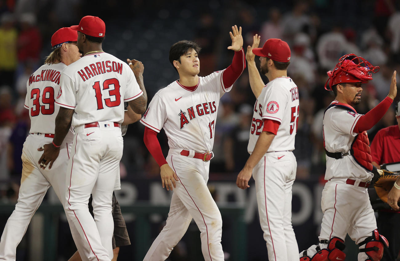 エンゼルス対ホワイトソックス　ホワイトソックスに勝利し、タッチ交わす大谷（中央）らエンゼルスナイン（撮影・前田充）
