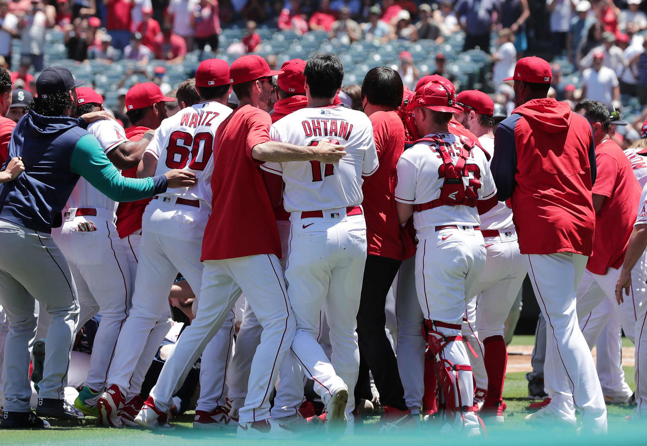 6月26日エンゼルス対マリナーズ　2回表、乱闘で両チームの選手が入り乱れる中、仲間に制止されるエンゼルス大谷（中央）（撮影・前田充）